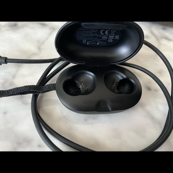 Bang & Olufsen Beoplay E8 Premium Truly Wireless Bluetooth Earphones - Picture 3 of 4